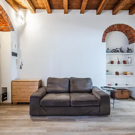 200mt Metro - Design For Creative Living Apartment